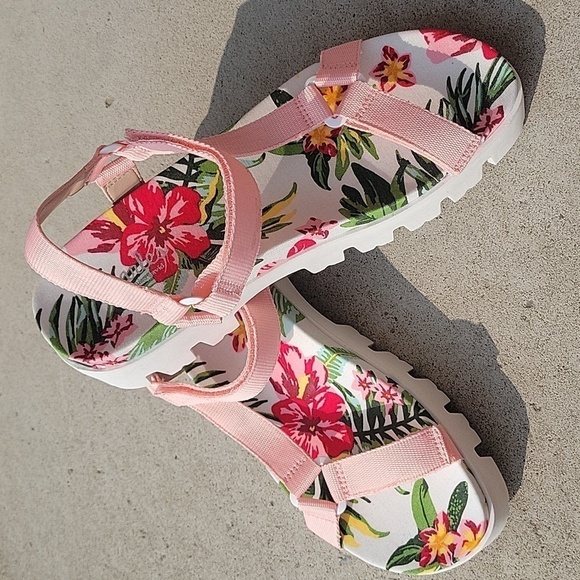 NEW! CHARLES DAVID Pink Zambo Floral Lug Sole Sandals 8. - Picture 5 of 10
